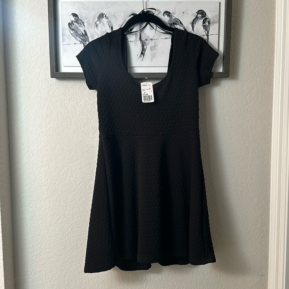 NWT FOREVER 21 SIZE MEDIUM TEXTURED SHORT BLACK DRESS